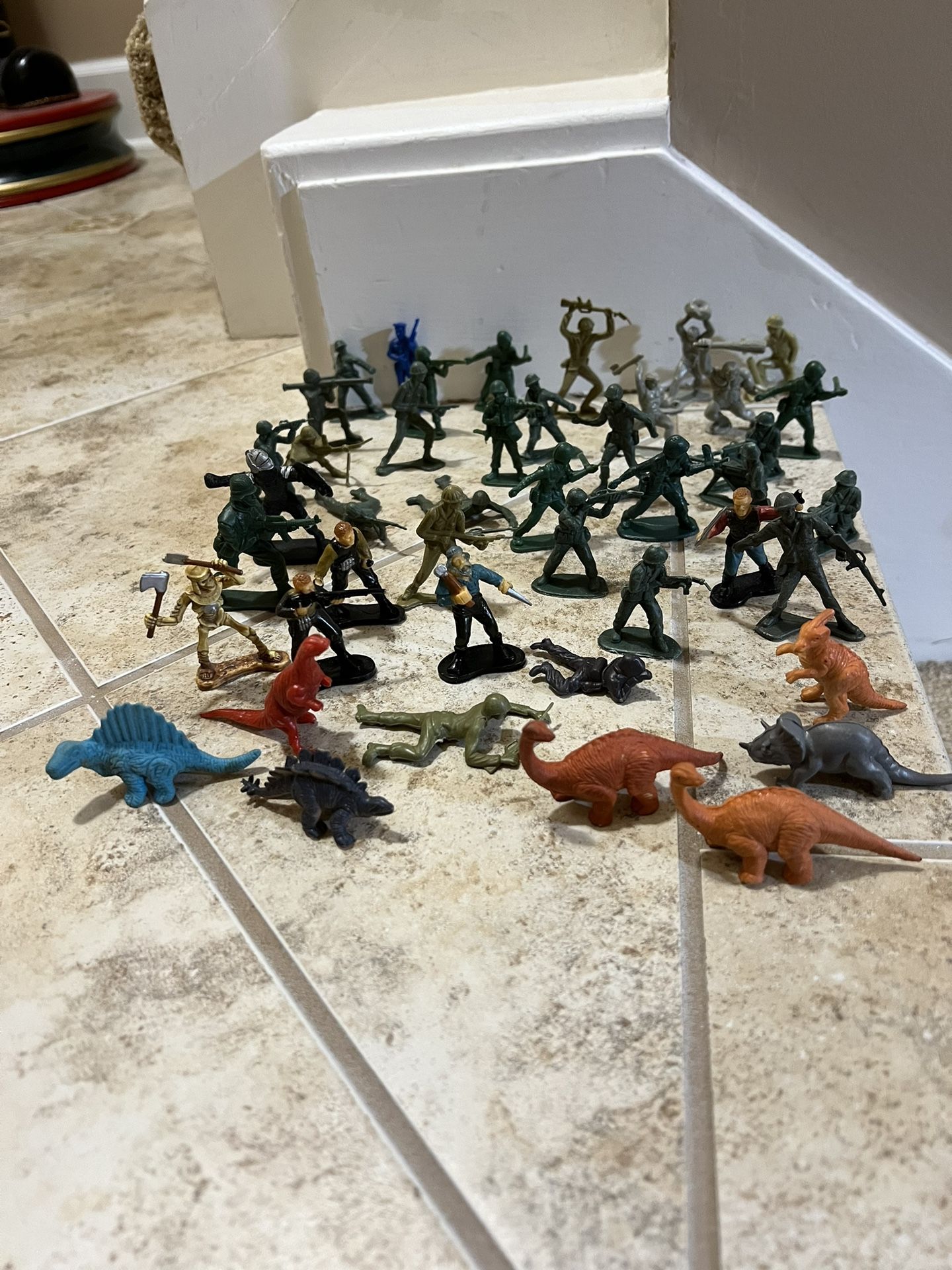Army men lot of 45 Green Tan Blue Dinosaur Caveman Soldiers Warriors toys