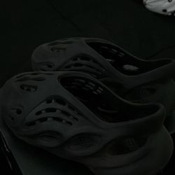 Yeezy foam runners black size 5