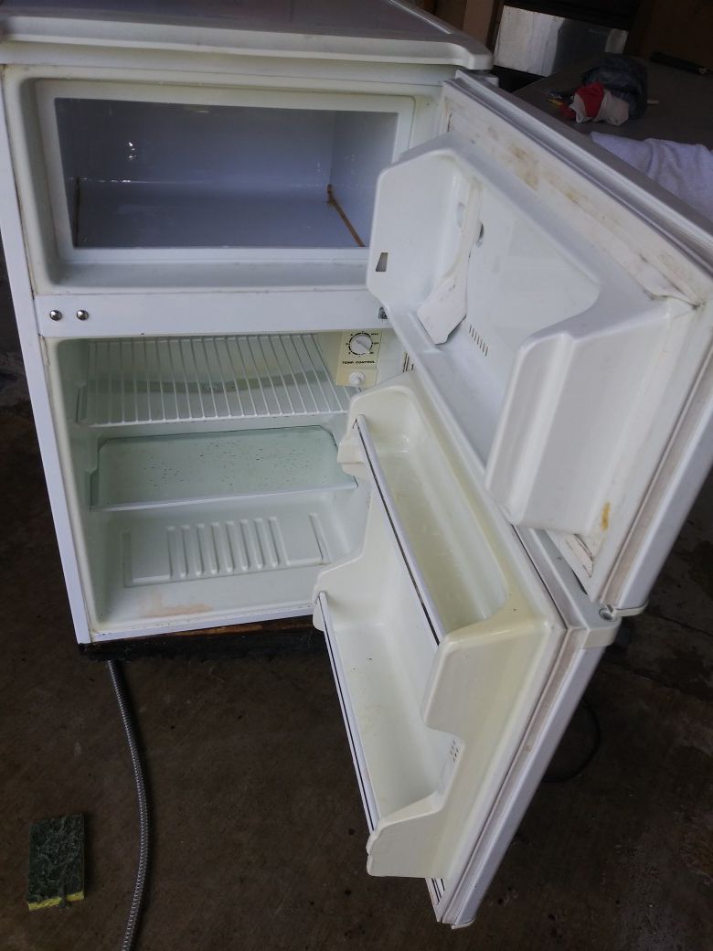 Refrigerador Pequeño for Sale in Fontana, CA - OfferUp