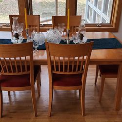 Maple Dining Room Table with Leaf And 6 Chairs