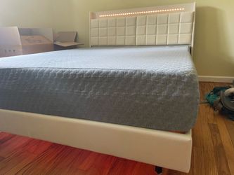 Queen bed with memory foam mattress