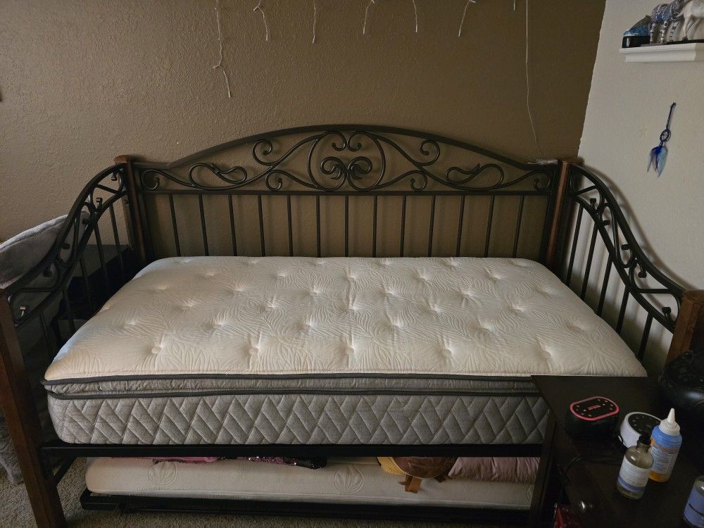 Daybed With Trundle For Sale