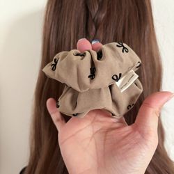 Brown scrunchie with black bows