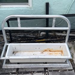 Center Consul, Leaning Post