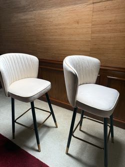2 bar stools