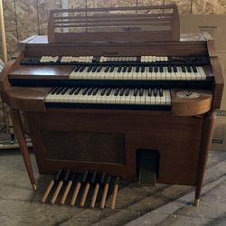 Organ, very nice condition!
