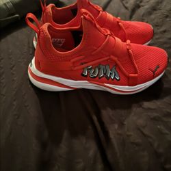 puma boys sneakers only were once size 6.5