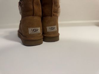 Bailey triple button size 7 uggs