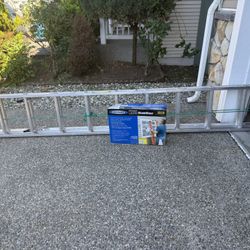 24ft Aluminum Extension Ladder & Brand New Stabilizer