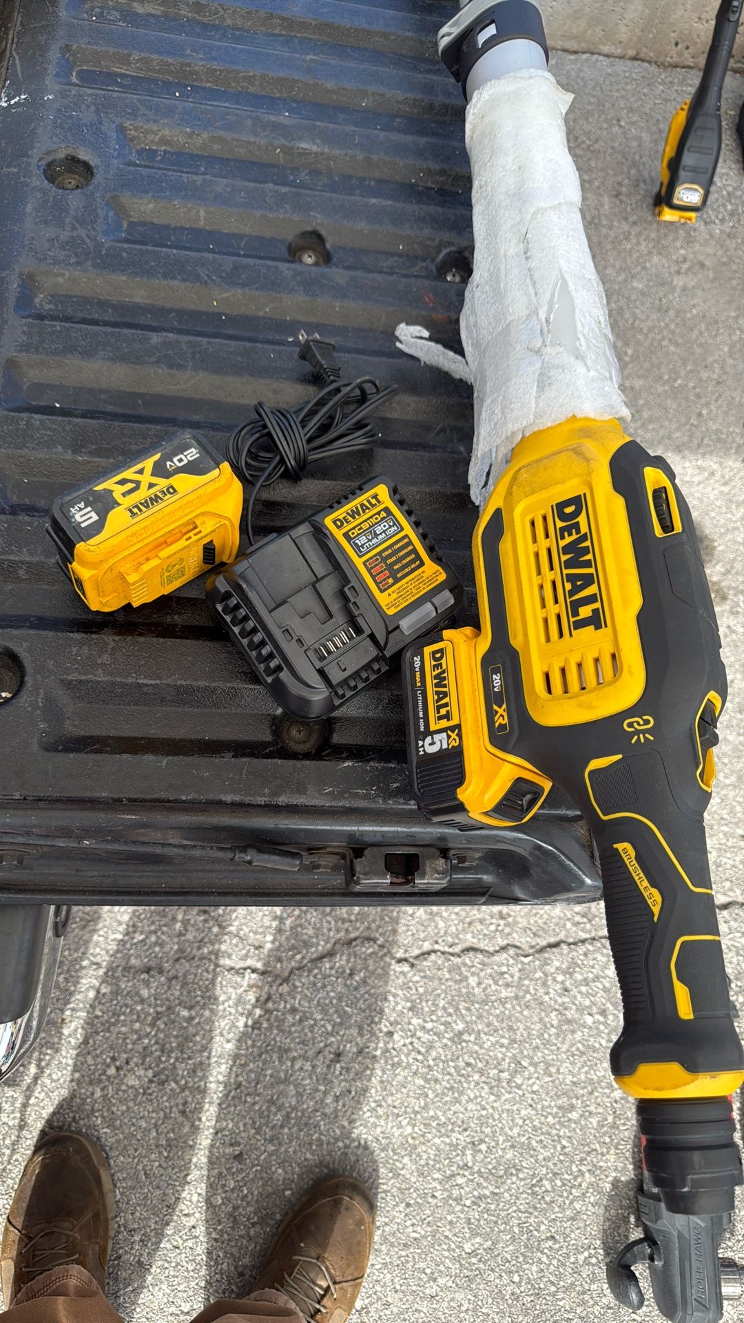 New  DCE800 Dewalt brushless motor sander