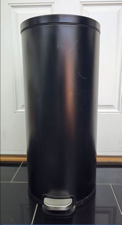 Black 30L Round Step Trash Can