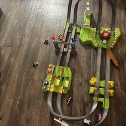 Hot Wheels Mario Kart Circuit Track Set Includes Booster