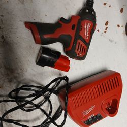  MILWAUKEE  SCREWDRIVER BATTERY AND CHARGER 