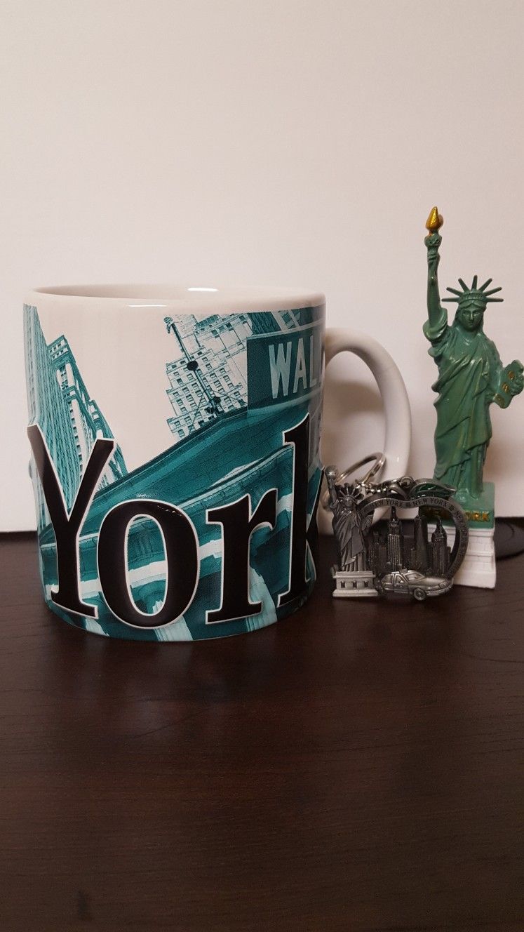 New York, collectible set of Mug 25 ounces, Statue of Liberty, New York Key chain. Microwave safe.