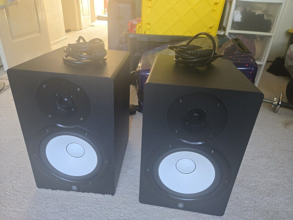2 Yamaha Model HS8 Studio Monitors 8"