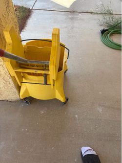 rubbermaid mop bucket