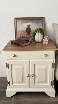 ✨Newly Refinished Solid Wood Nightstand / Accent Cabinet  ✨Harden Furniture ✨Free Delivery 🚚 ✨