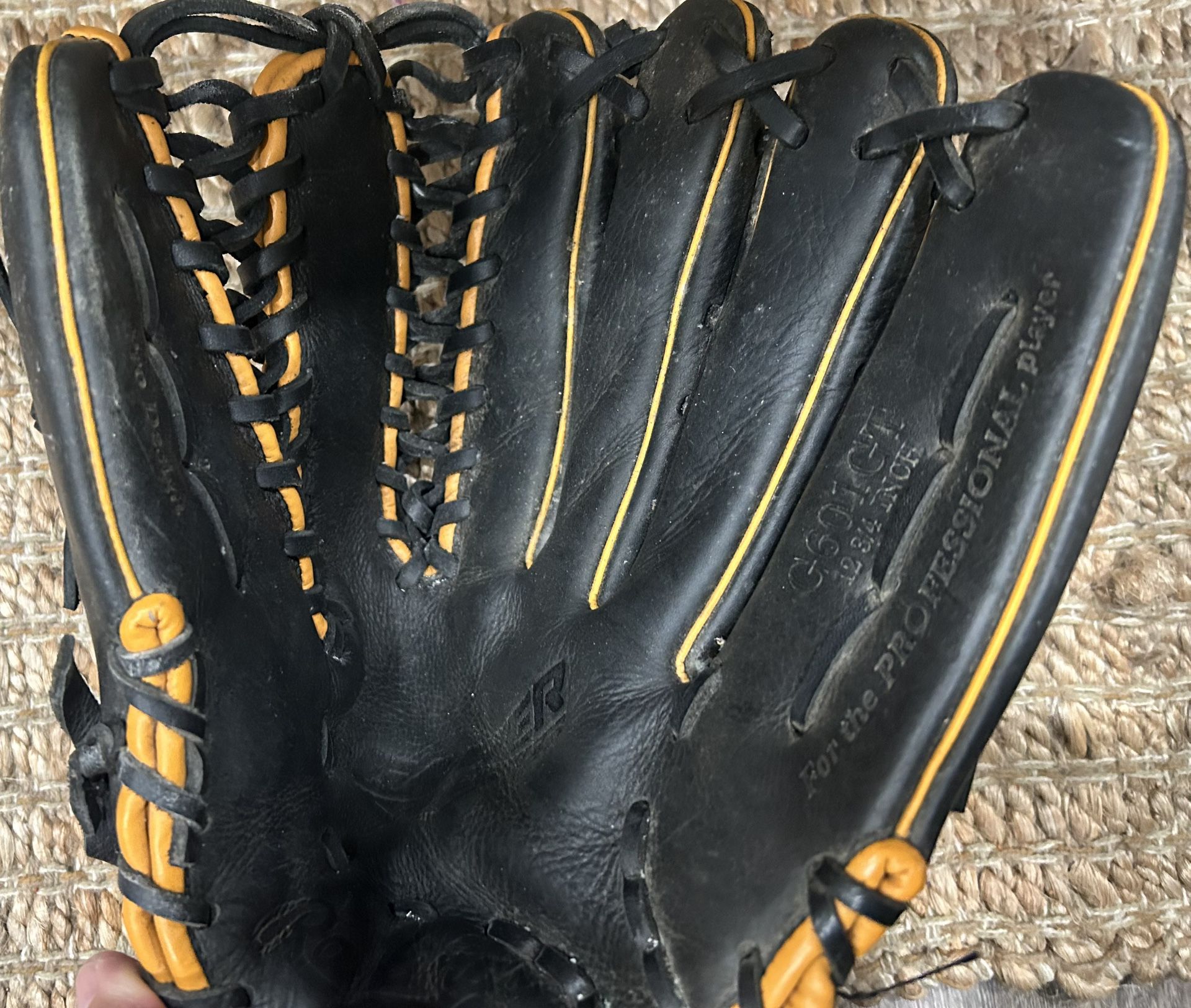 Hi I’m Selling My Baseball Glove , in Excellent condition For Just 100 Dls