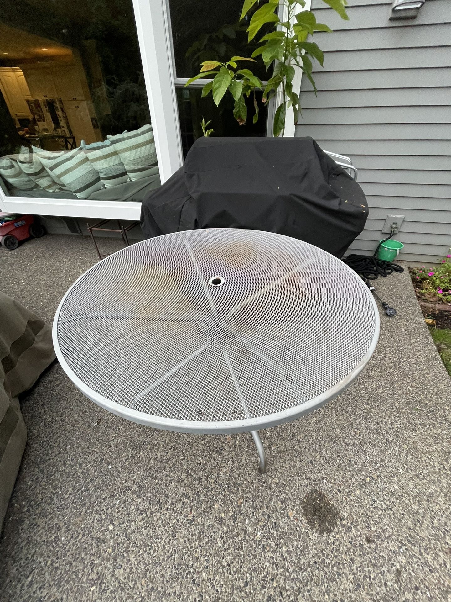 Outdoor 48” aluminum Table