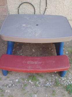 LITTLE TYKES PICNIC TABLE