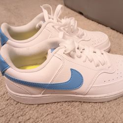 Women's White And Blue Nike Shoes Size 7