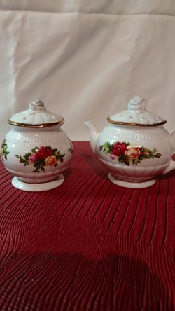 Vintage Royal Albert Old Country roses salt and pepper set