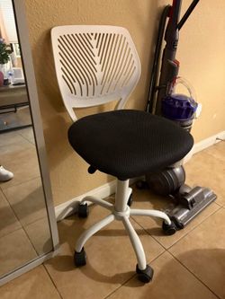 Chair The seat is adjustable from 17”-21”