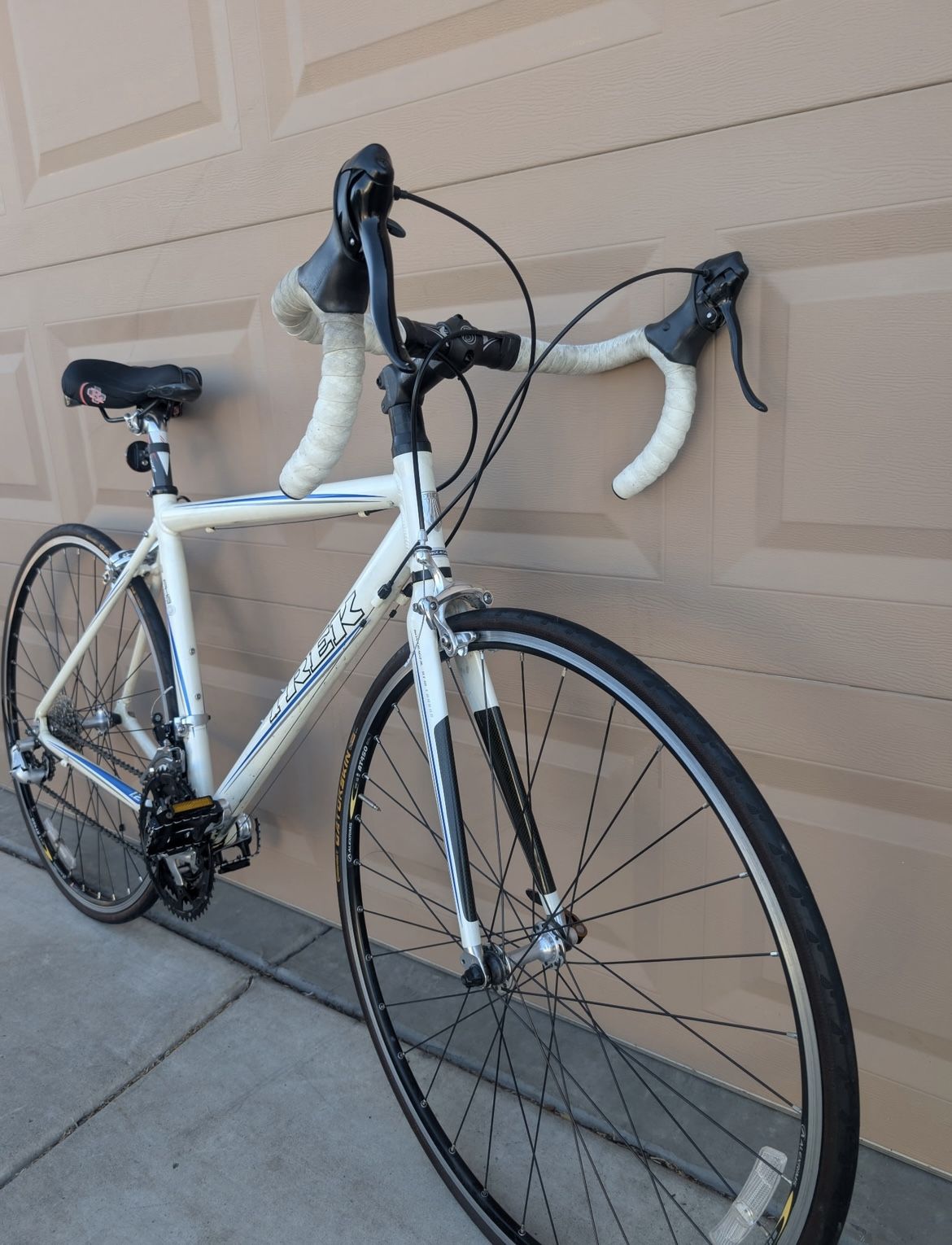 700x25c. TREK UNISEX ROAD RACING BIKE. (19.5"). ALUMINUM & CARBON. FRESHLY TUNE UP. ๐๐ผ