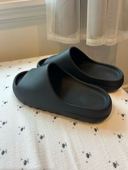Black Yeezy Slides (US12)