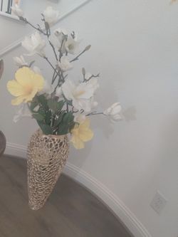 Set of 2 golden-toned floor vase features a unique, modern cutout pattern resembling a intricate mesh or honeycomb structure.