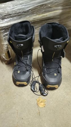 Men's 10.5 Salomon Dialogue Snowboard Boots Black and Gold