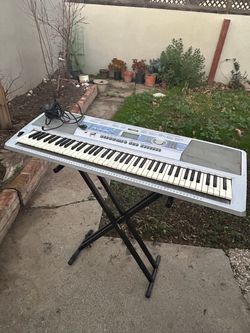 Yamaha Electronic Keyboard with Stand