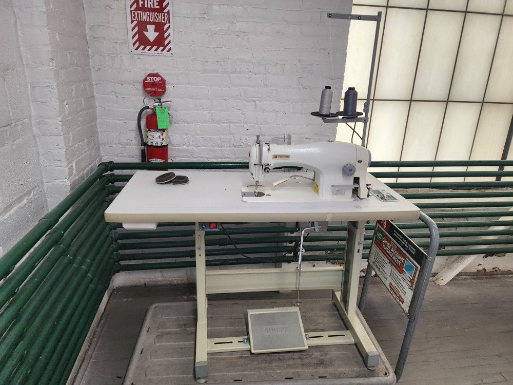 SINGER 195D-30 SEWING MACHINE WITH STAND