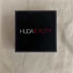 Huda Beauty Easy Bake Setting Powder in Sugar Cookie