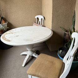 Bombay Outlet Table With 2 Chairs