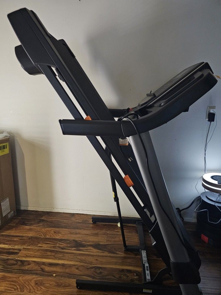 Treadmill In Good condition Normal use For Sale