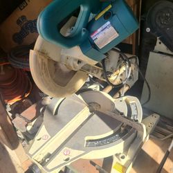 Makita Mitter Saw Whit Table 