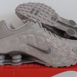 Nike Shox R4
Flat Pewter Floral