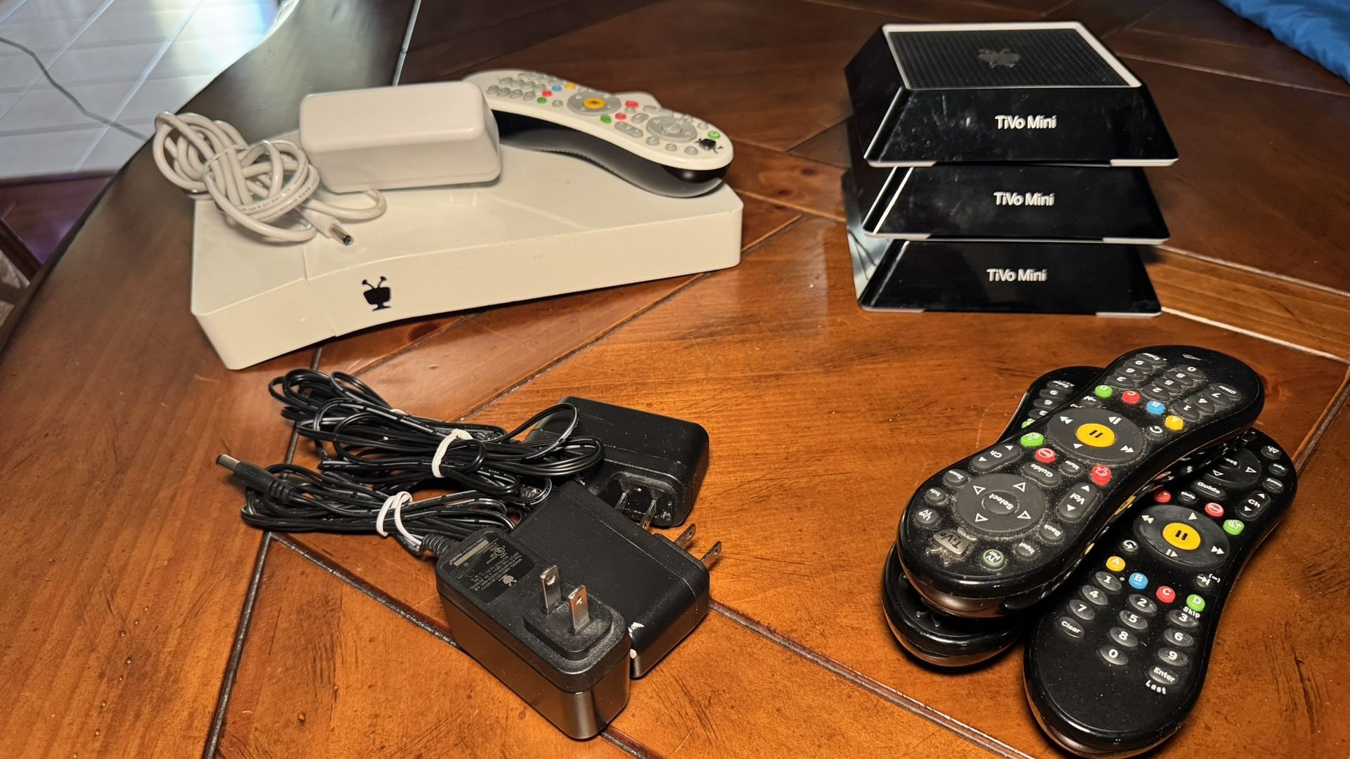 TiVo Bolt 1000GB ota & cable tuner plus 3 TiVo minis