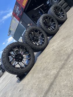 VENDO SET DE 4 RRINES NUEVAS CON LLANTAS LT285/55R20 VENOM