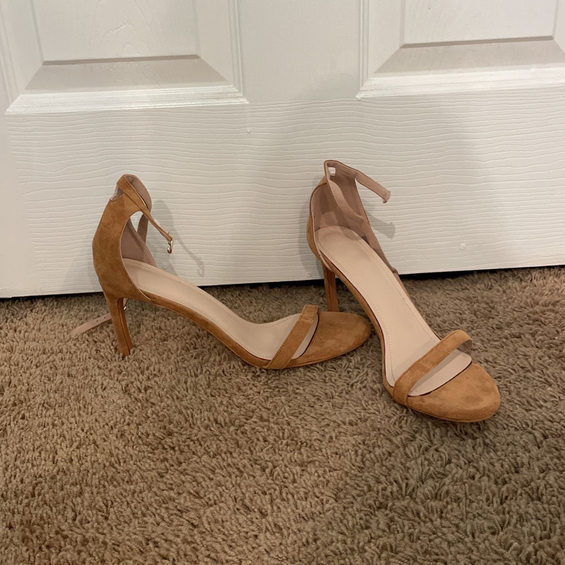 Nude/Tan Heels 