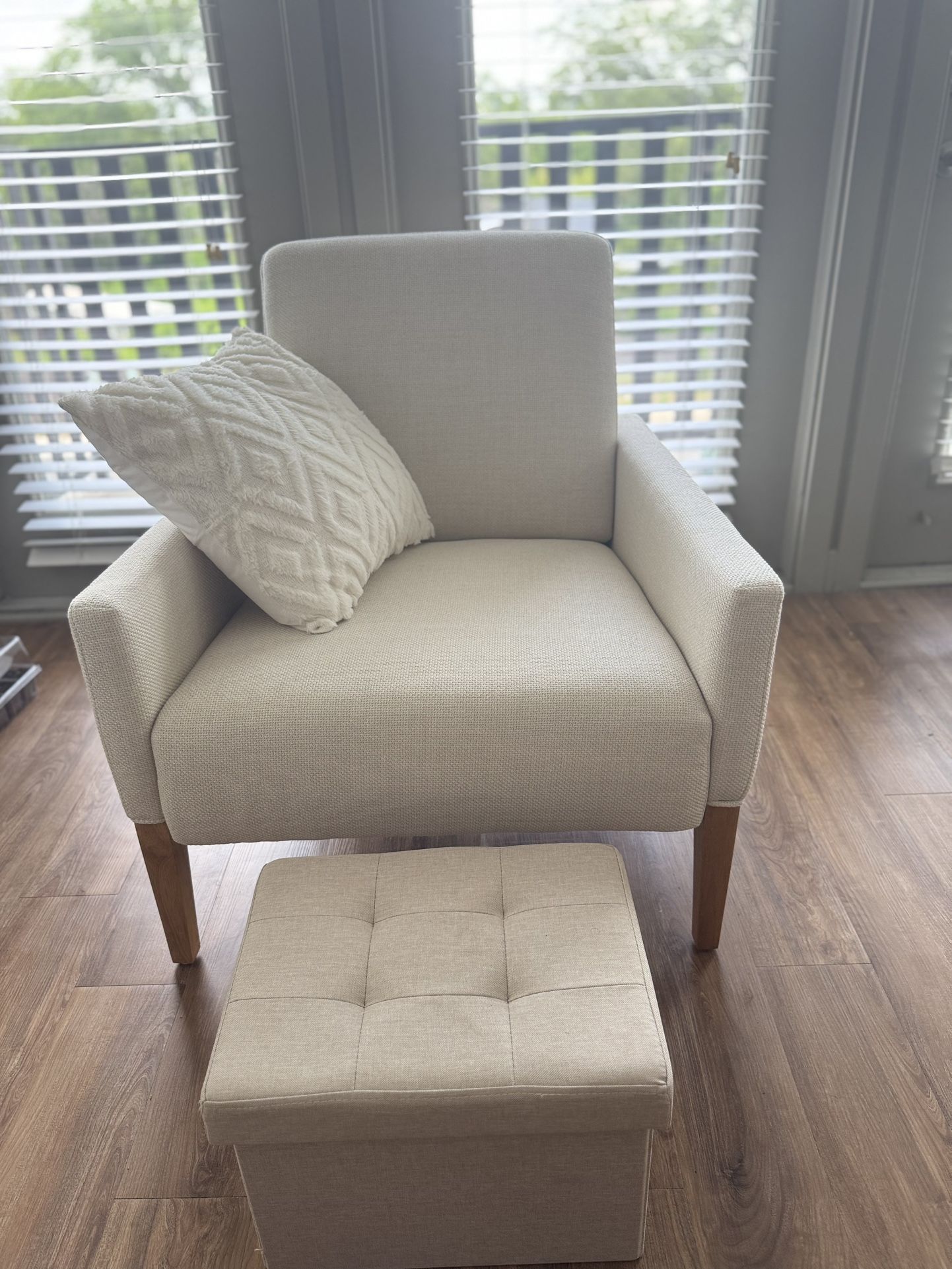 Sofa Chair + Ottoman + Throw Pillows – Cozy Set!