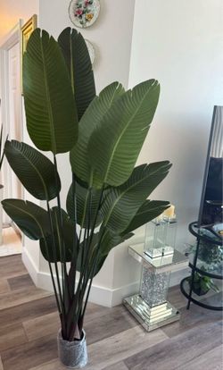 Pretty artificial plant 6 ft tall ! Brand new
