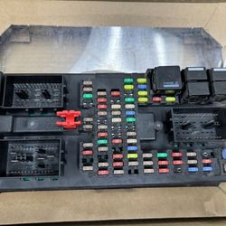 2010-2016 Land Rover LR4 Fusebox (part # LR032733) 