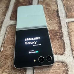 Samsung Galaxy Z Flip5 (256GB) Unlocked/ Liberado 