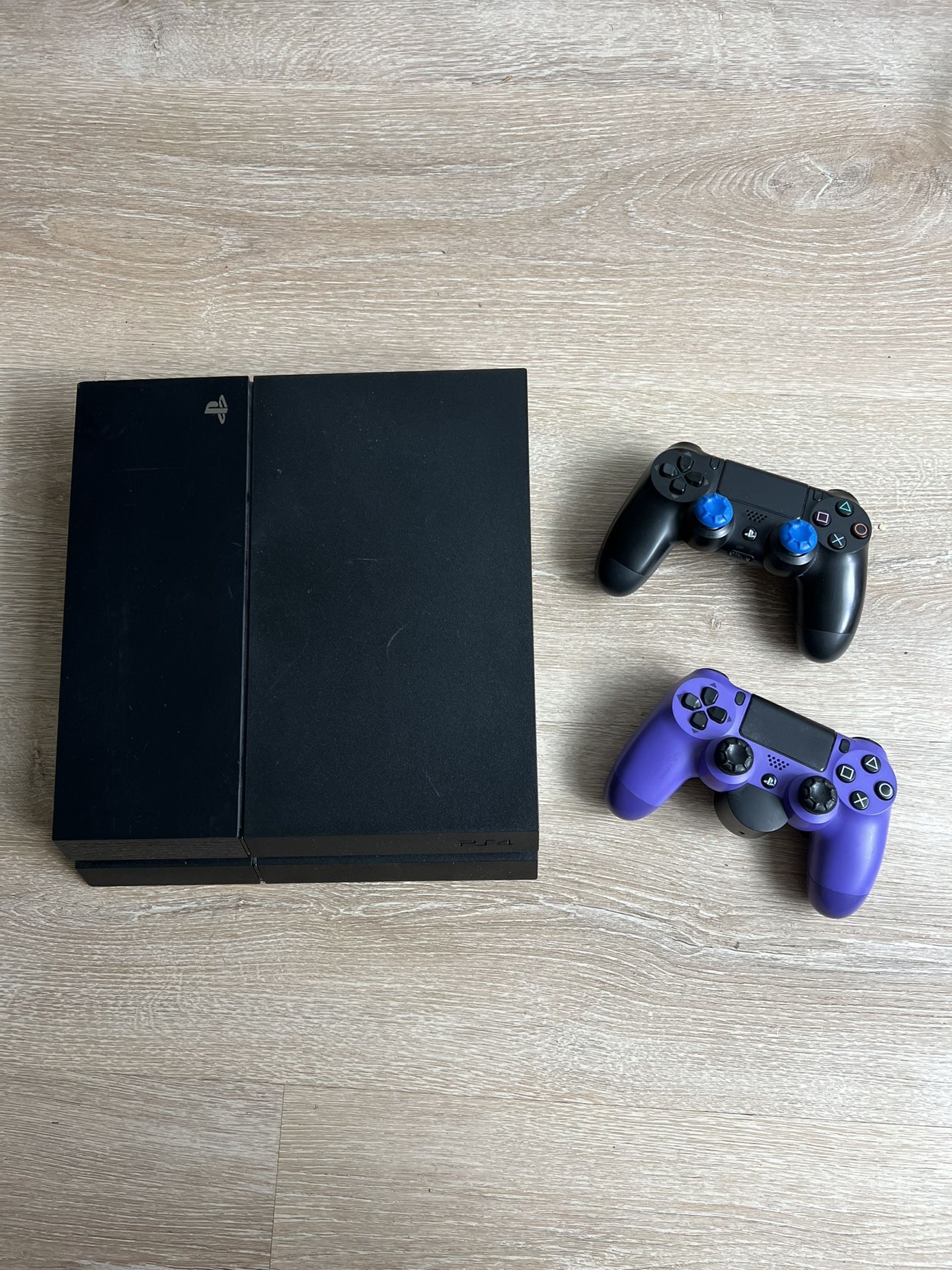 PS4 with x2 Controllers and Cables