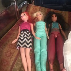 Barbie Like Dolls Each Different Color Hair Nice Dolls