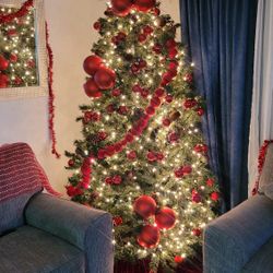 Pre-lit Christmas Tree w Red Decor