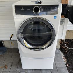 ELECTROLUX DRYER WITH PEDESTAL , NATURAL (GAS) STAINLESS STEEL DRUM   GREAT CONDITION 