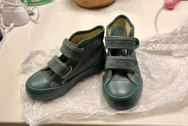 New Kids Sneakers Size 8.5 (25)